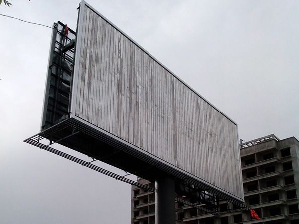 Tiga sisi berputar billboard dengan senjata anti-pesawat