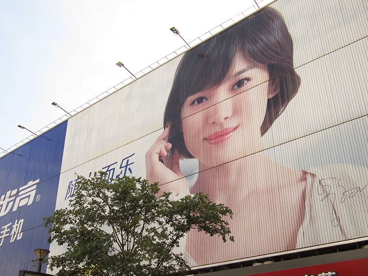 Peralatan iklan berputar tiga sisi disediakan di seluruh negara dan dipasang di situs. Ini adalah pabrikan profesional dari peralatan berputar tiga sisi